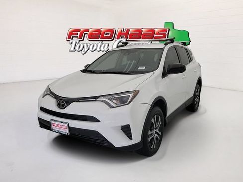 Used 2018 Toyota RAV4 LE AWD/4WD image 1