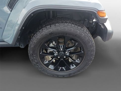 Used 2025 Jeep Gladiator Sport image 16