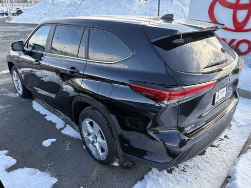 Certified 2023 Toyota Highlander L image 6