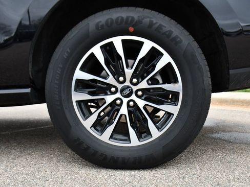 Used 2025 Ford Expedition Platinum image 40