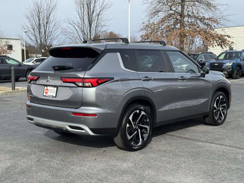 Used 2023 Mitsubishi Outlander SE image 2