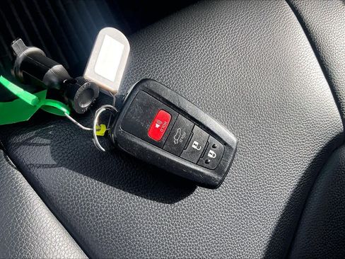 Used 2021 Toyota Highlander XLE FWD image 15