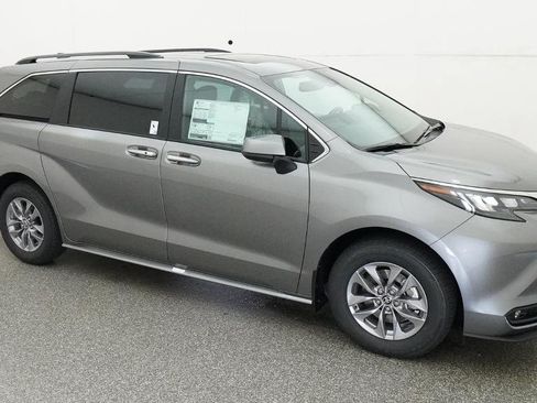 New 2026 Toyota Sienna XLE FWD image 12