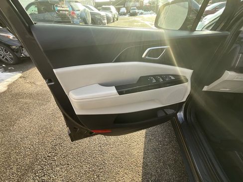 Used 2024 Kia Carnival EX image 8