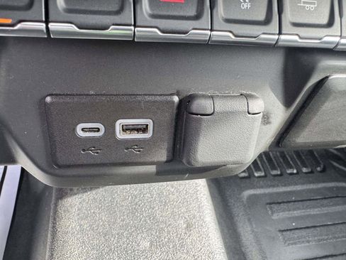 Used 2025 Chevrolet Silverado 1500 W/T image 34