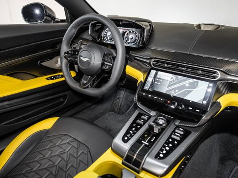 Used 2025 Aston Martin Vanquish image 21