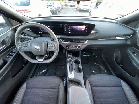 Used 2025 Buick Envista Preferred image 32