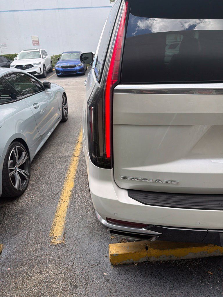 Used 2022 Cadillac Escalade Luxury AWD/4WD image 5