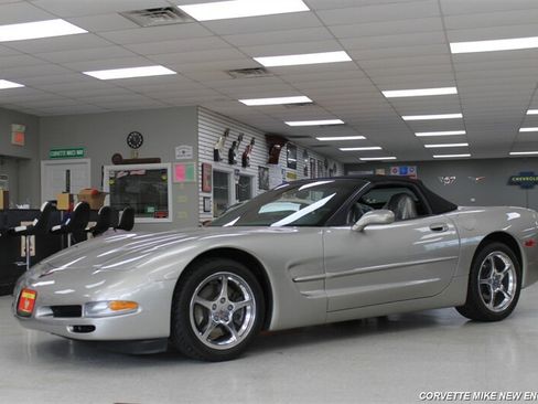 Used 2000 Chevrolet Corvette Convertible w/ Performance Handling Pkg RWD image 3