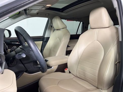 Certified 2022 Toyota Highlander XLE image 4