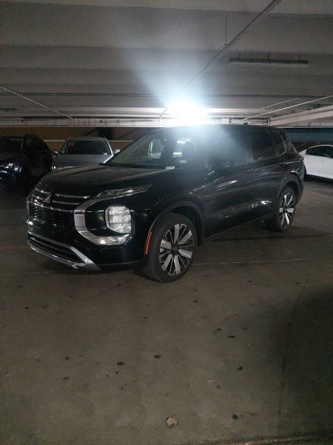 Used 2025 Mitsubishi Outlander SE FWD image 4