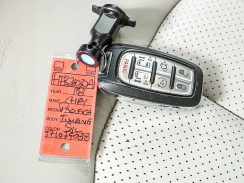 Used 2018 Chrysler Pacifica Touring-L image 38