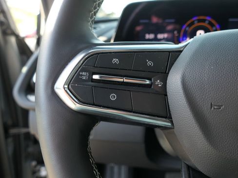 Used 2025 Chevrolet Traverse LT image 15