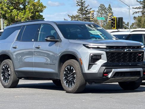 Used 2025 Chevrolet Traverse Z71 image 2