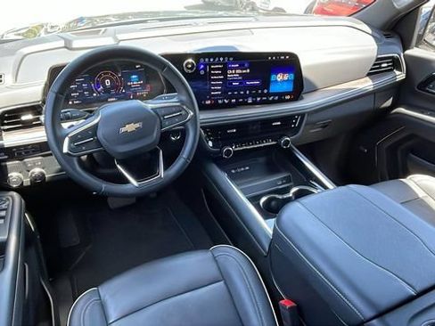 Used 2025 Chevrolet Suburban Premier RWD image 14