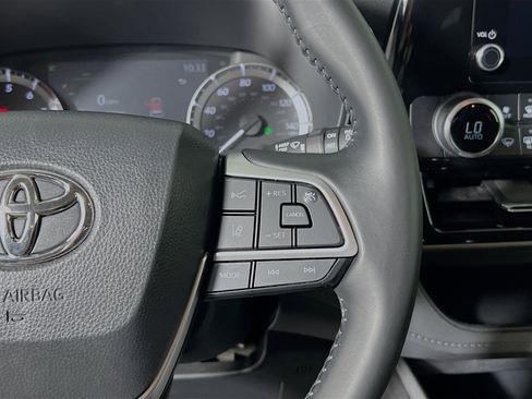 Used 2023 Toyota Highlander LE image 20