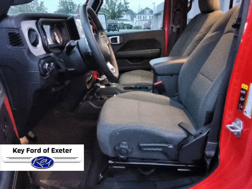 Used 2025 Jeep Wrangler Unlimited Sahara AWD/4WD image 27