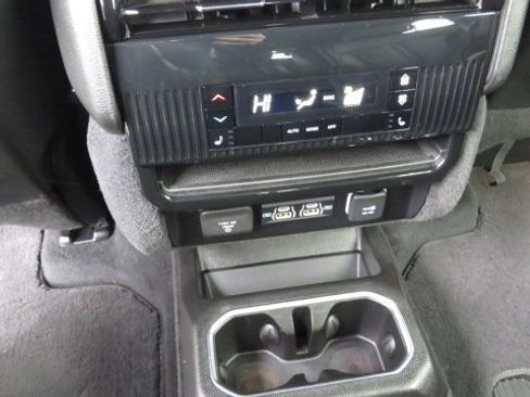 Used 2022 Jeep Wagoneer Series III w/ Premium Group I image 16