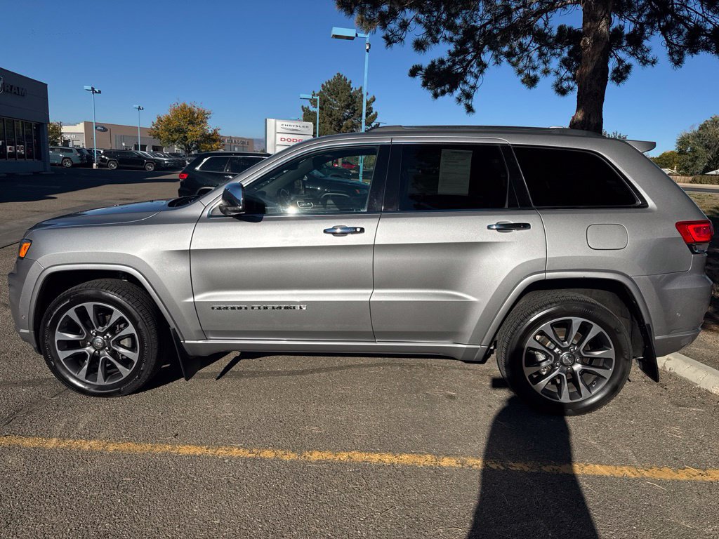 Used 2017 Jeep Grand Cherokee Overland w/ Jeep Active Safety Group AWD/4WD image 12
