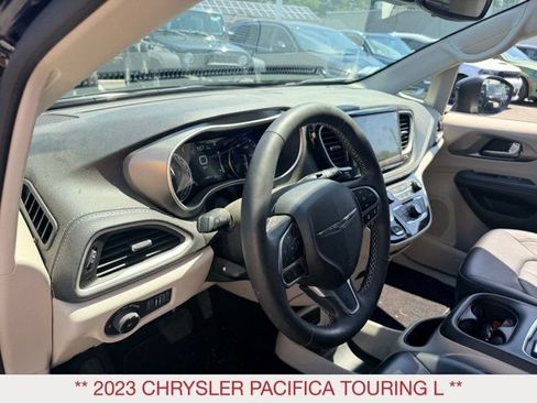 Used 2023 Chrysler Pacifica Touring-L FWD image 8