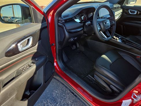 Used 2025 Jeep Compass Trailhawk image 11