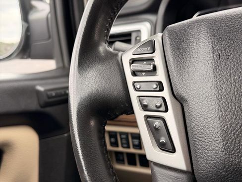 Used 2018 Nissan Titan SL image 16