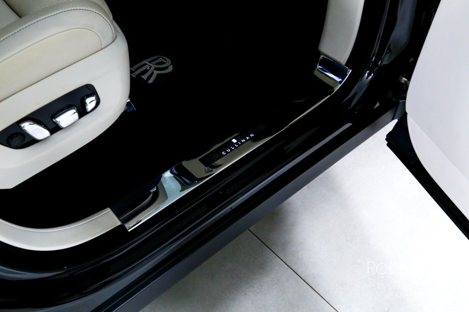 Used 2023 Rolls-Royce Cullinan w/ Cullinan Package AWD/4WD image 37