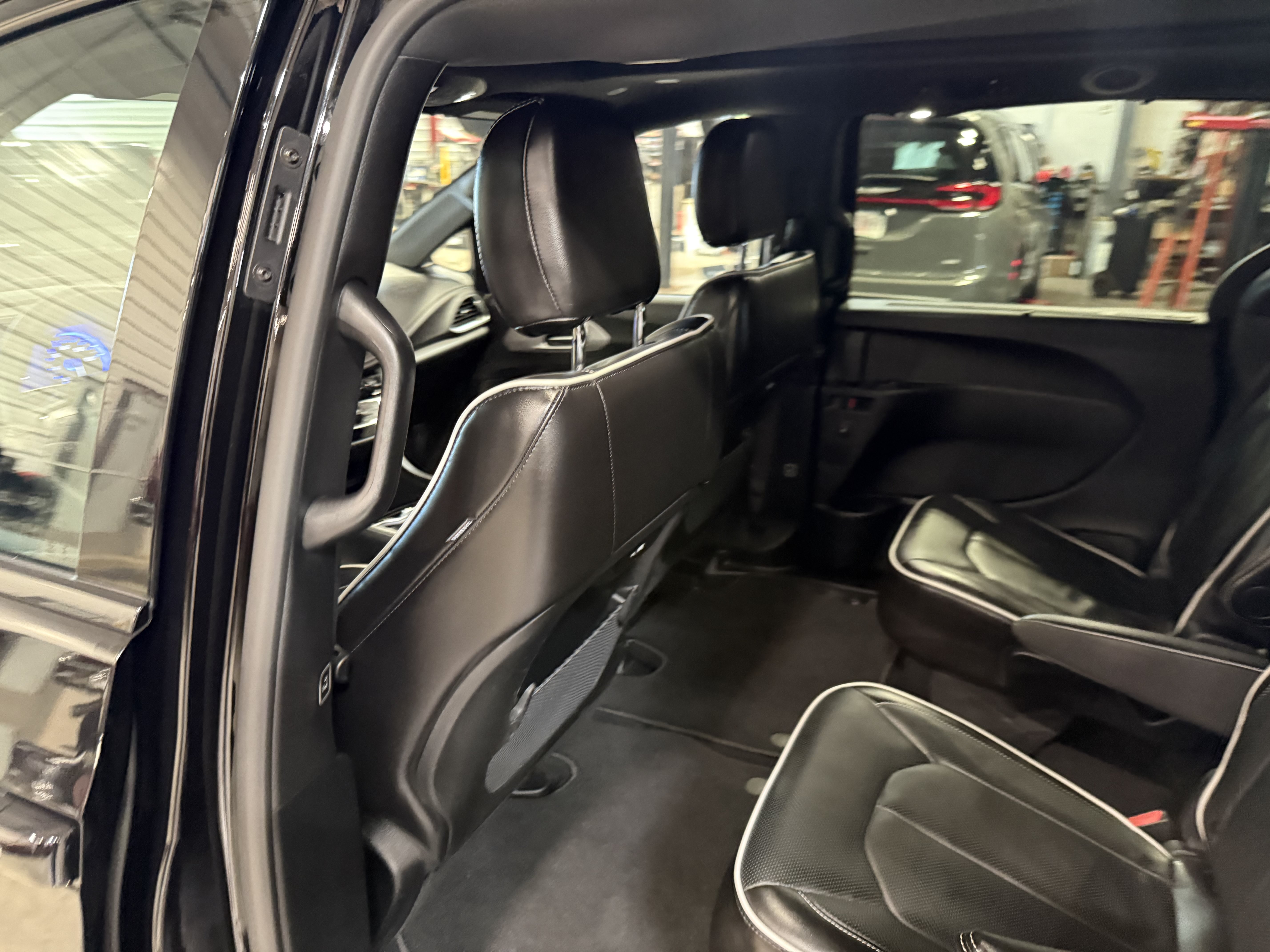 Certified 2025 Chrysler Pacifica Limited AWD/4WD image 30