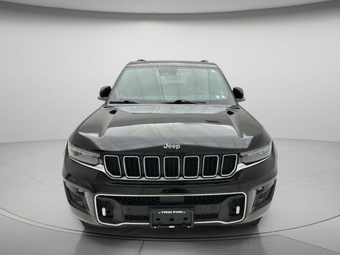 Used 2023 Jeep Grand Cherokee Overland w/ Luxury Tech Group IV AWD/4WD image 2