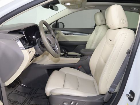 Used 2017 Cadillac XT5 Luxury w/ Driver Awareness Package image 12