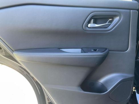 Used 2025 Nissan Rogue SV FWD image 14