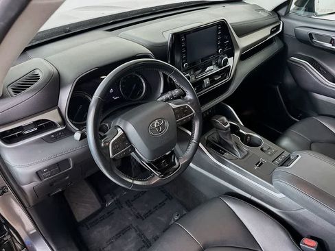 Used 2021 Toyota Highlander XLE AWD/4WD image 2