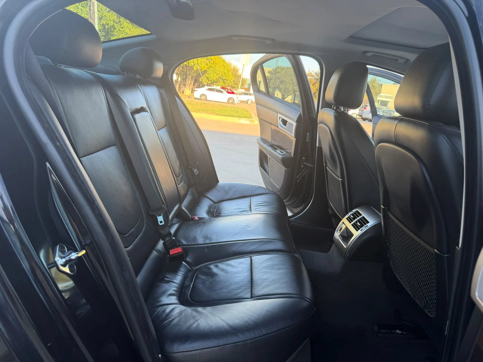 Used 2014 Jaguar XF RWD image 23