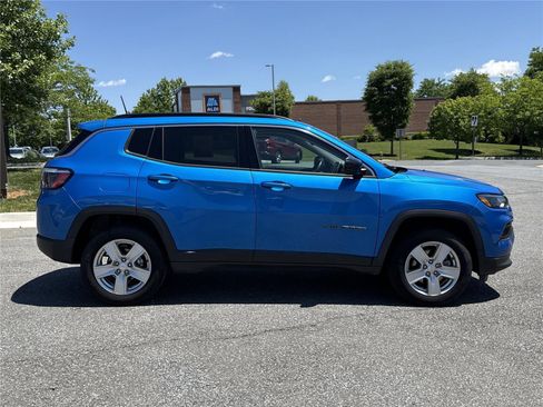 Used 2022 Jeep Compass Latitude w/ Convenience Group AWD/4WD image 3