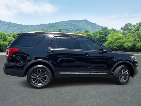 Used 2017 Ford Explorer XLT FWD image 21