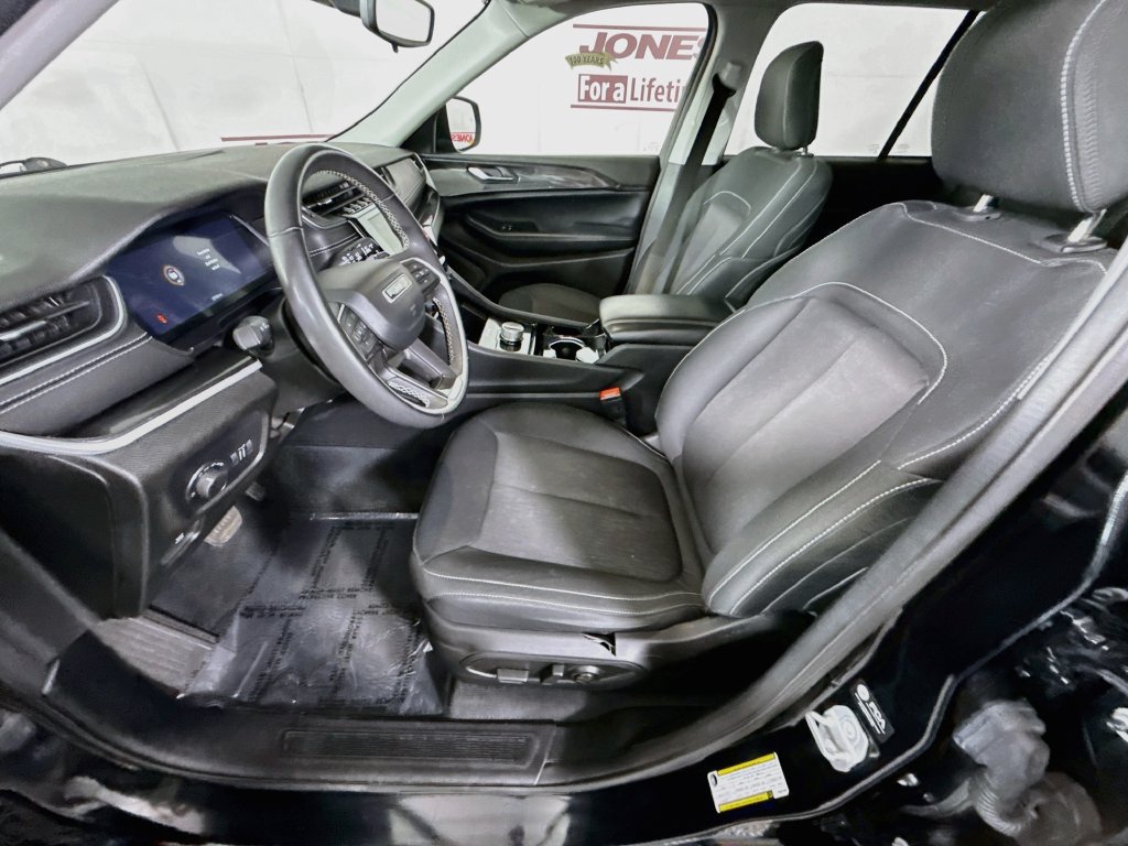 Used 2023 Jeep Grand Cherokee Laredo w/ Luxury Tech Group I AWD/4WD image 25