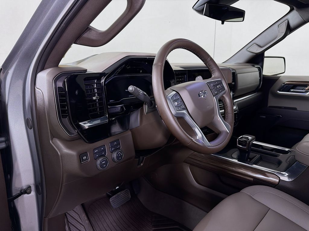 Used 2025 Chevrolet Silverado 1500 LT Trail Boss w/ Convenience Package II AWD/4WD image 10