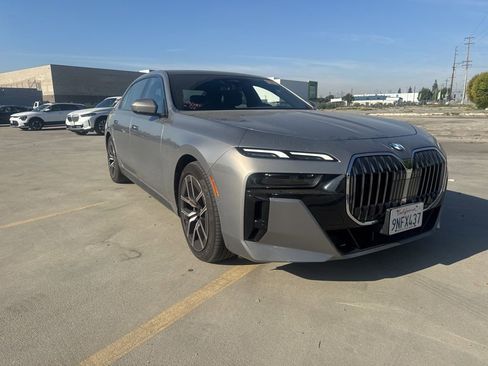 Used 2025 BMW 740i image 6