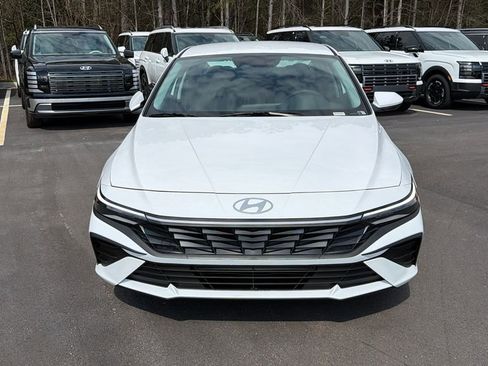 New 2026 Hyundai Elantra SE image 2
