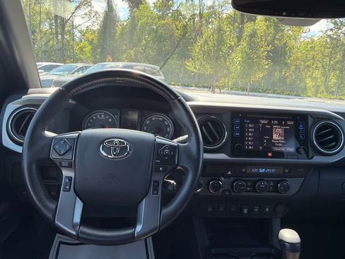 Used 2019 Toyota Tacoma TRD Off-Road AWD/4WD image 11