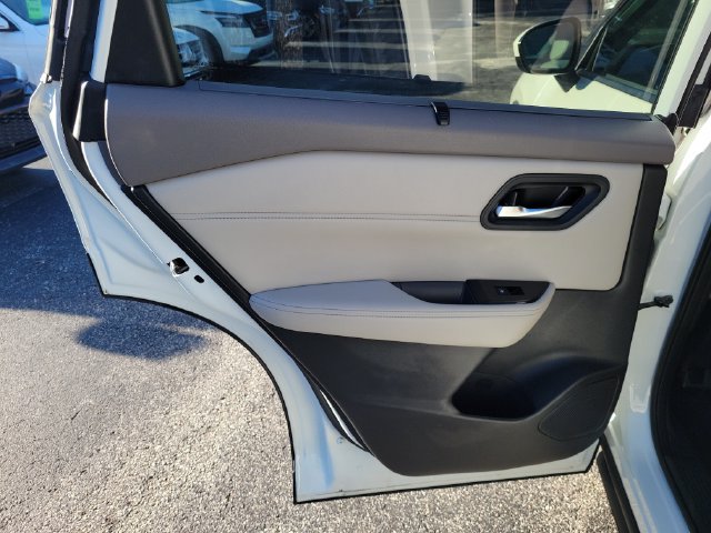 Used 2023 Nissan Rogue SV w/ SV Premium B Package FWD image 15