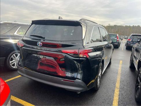 Used 2021 Toyota Sienna XLE image 2