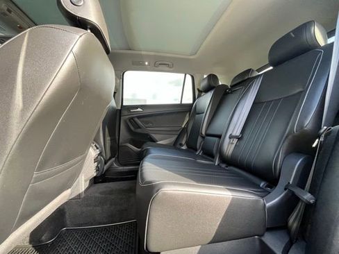 Used 2022 Volkswagen Tiguan SE w/ Panoramic Sunroof Package image 12