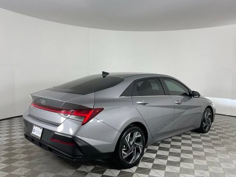 Used 2025 Hyundai Elantra SEL FWD image 5