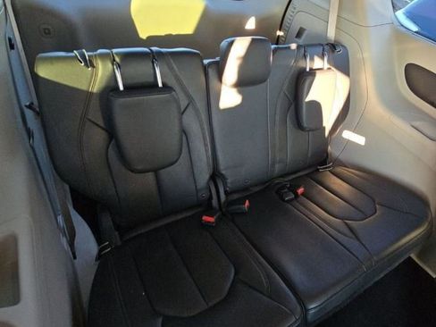 Used 2018 Chrysler Pacifica Touring-L image 38