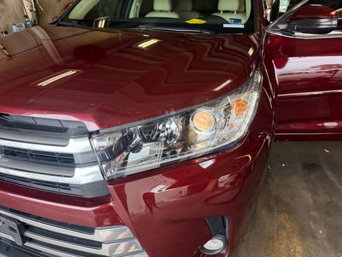 Used 2017 Toyota Highlander Limited AWD/4WD image 30