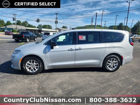 Used 2024 Chrysler Pacifica Touring-L image 5