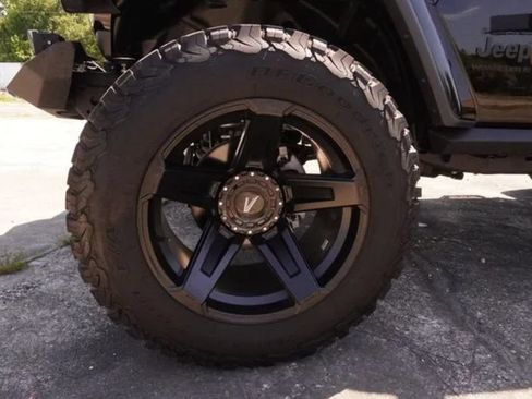 Used 2025 Jeep Wrangler Unlimited Sahara AWD/4WD image 10