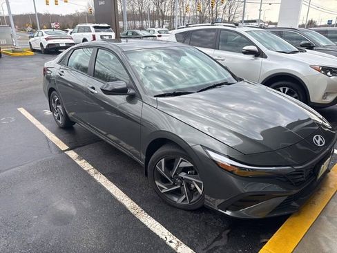 Used 2025 Hyundai Elantra SEL image 1