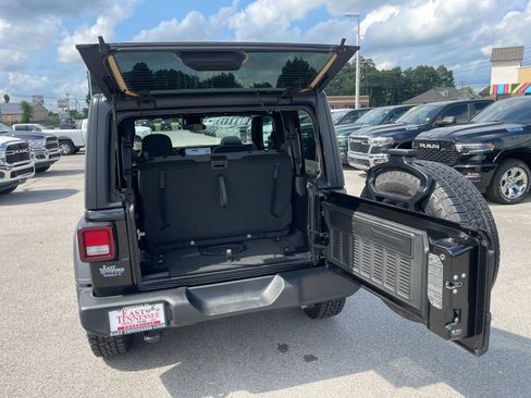Used 2025 Jeep Wrangler Sport AWD/4WD image 17